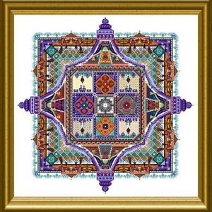 Peut inclure: Une broderie au point de croix encadrée, richement détaillée. L'œuvre présente un motif symétrique avec un carré central composé de carrés plus petits dans les tons de bleu, orange et violet. Le cadre est de couleur dorée.