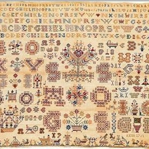 Könnte beinhalten: Ein Vintage-Stickmuster mit verschiedenen bunten Designs, darunter Buchstaben, Blumen und geometrische Muster. Der Stich ist auf einem beigefarbenen Stoff gestickt und enthält den Text "ABODEEGIEROPRSTVYWXGVDGA", "MDCDEFGHIKLMNOPRSTWOIS", "RECO EIGRIKLINOPRAW+4/10", "STYWN", "KBCDEFOLIOPRSEWOWEGASOS", "MAASG" und "10000%".