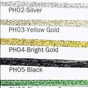 以下が含まれることがあります： 糸の色と説明が書かれた白いカード。カードのタイトルは「Treasure Braid Petite」で、「非常に細かい作業とクロスステッチに最適です。他の糸と組み合わせることができます。」というテキストが含まれています。糸の色には、ブラックヒルズゴールド、ワイルドサーモン、オーサムゴールド、オレンジ、パンプキン、ゴールド、シルバー、イエローゴールド、ブライトゴールド、ブラック、クリスマスグリーン、クリスマスレッド、ロイヤルブルー、パープル、ホワイトパール、ピンク、ダークターコイズがあります。カードには、「米国または日本で製造 手洗い可能 レインボーギャラリー販売 7412 Fulton Ave #5 N. Hollywood, CA 91605」というテキストも含まれています。