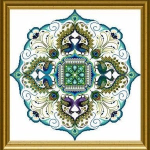 Peut inclure: Un motif de mandala coloré représentant des paons aux plumes de queue complexes et un motif central aux couleurs de pierres précieuses. Le motif est entouré d'une bordure bleue et blanche.