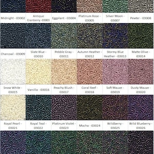 Peut inclure: Un tableau de 36 couleurs différentes de perles de rocaille, chaque couleur est étiquetée avec un nom et un numéro. Les perles sont disposées en grille de six rangées et six colonnes.