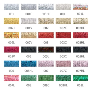 Peut inclure: Un nuancier de 25 fils de couleurs différentes, chaque couleur est étiquetée avec une combinaison de chiffres et de lettres. Les couleurs vont de l'argent au vert.