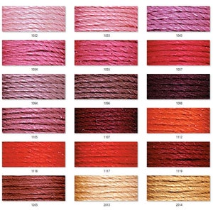 Può includere: Una cartella colori di filo da ricamo con 25 diverse tonalità di rosa, rosso e arancio. Il filo è avvolto su bobine e i numeri 1001, 1047, 1254, 1104, 1105, 1043, 1085, 1057, 1002, 1112, 7114, 1716, 1157, 1179, 1205, 1103 sono stampati sulle bobine.