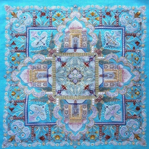 Peut inclure: Un motif de broderie au point de croix avec un motif répété de bâtiments complexes, de motifs floraux et de formes géométriques. Le motif est réalisé dans des tons de bleu, blanc, or et rose sur un fond turquoise.