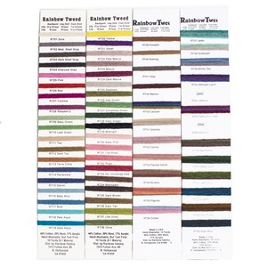 Op de afbeelding: Een kleurenkaart van Rainbow Tweed garen met 44% katoen, 39% wol en 17% acryl. De kaart toont 38 verschillende kleuren garen, elk met een bijbehorende kleurcode en naam. Het garen is handwasbaar en wordt geleverd in 9,1 meter klossen.