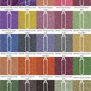 Puede incluir: Una tabla de 20 colores diferentes de cuentas de semillas, cada color está etiquetado con un código de producto y un nombre de color. Las cuentas están dispuestas en una cuadrícula de 5 filas y 4 columnas.