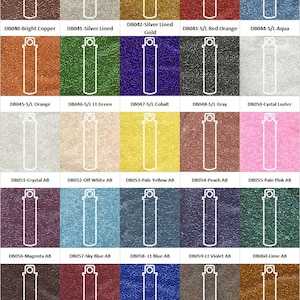Peut inclure: Un tableau de 15 couleurs différentes de perles de rocaille, chaque couleur est étiquetée avec un code et un nom descriptif. Les perles sont disposées en grille de 5 rangées et 3 colonnes.