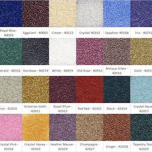 Può includere: Una cartella colori di 20 diversi colori di perline di rocaille. I colori sono disposti in quattro file di cinque colori ciascuna. I colori includono blu reale, melanzana, crema, cristallo, zaffiro, iris, smeraldo, arcobaleno, bianco, rosa antico, argento antico, oro, ghiaccio, oro vittoriano, prugna reale, rosso rosso, nero, acquamarina, rosa cristallo, miele cristallo, malva erica, champagne, zenzero e verde acqua.