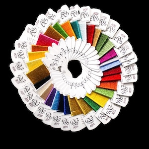Puede incluir: Un abanico de carretes de hilo de bordar de colores, cada uno etiquetado con un número y la marca "RG".