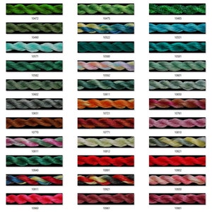 Könnte beinhalten: Eine Farbkarte mit Stickgarn in verschiedenen Farben, darunter Grün, Blau, Rot und Pink. Jede Farbe ist mit einer Nummer gekennzeichnet.