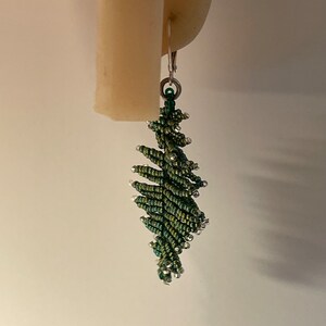 Boucles d'oreilles pendantes perlées à la main et feuilles avec crochets en argent sterling à l'arrière