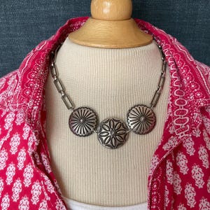 Halsband med 3 vintage sterlingskonchos, handstämplade, med unik silverpläterad kedja
