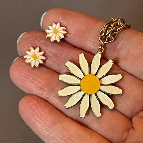 Set: Enamel Daisy Pendant Necklace and Avon Enamel Daisy Post Earrings