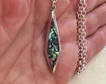 Ciondolo in argento sterling e conchiglia di abalone su catena placcata in argento.