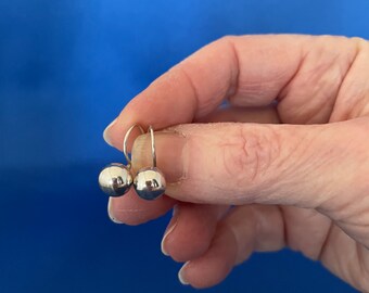 Belles boules de 7 mm sur boucles d'oreilles françaises connectées rondes