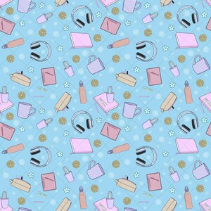 Peut inclure: Motif répétitif sur fond bleu clair avec divers objets : casques audio, carnets, tasses, bouteilles d'eau, sacs à main et tablettes graphiques. Le motif comprend également de petites fleurs et des formes circulaires.