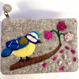 Monedero de fieltro hecho a mano para mujer – Monedero de lana con cremallera – Bolso ecológico bohemio con bordado de flores de pájaro – Pequeño regalo de Nepal
