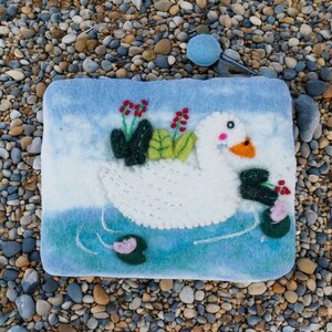 Monedero de cisne de fieltro hecho en Nepal, monedero artesanal, regalo de pájaro bordado, billetera de lana ecológica, accesorio para amantes de la naturaleza.