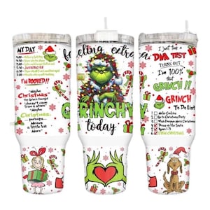 Könnte beinhalten: Weißer isolierter Becher mit Grinch-Motiven. Der Becher hat verschiedene Grafiken, darunter den Grinch, Zuckerstangen und Texte wie "Grinchy today" und "I'm 100% that Grinch!!". Er hat auch eine To-Do-Liste.