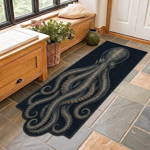 Può includere: Un tappeto rettangolare da corridoio con una grande illustrazione dettagliata di un polpo nei toni del marrone scuro e del beige. Il polpo è centrato su uno sfondo nero a tinta unita, con i tentacoli che si estendono lungo il tappeto.