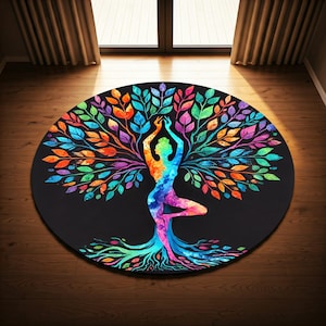 Puede incluir: Una esterilla de yoga redonda con un diseño de árbol de la vida colorido. El árbol está formado por hojas en tonos de verde, azul, naranja y morado. Una persona en una postura de yoga se representa como el tronco del árbol.