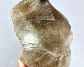 パキスタン産、ルチル結晶付き、678グラムのよく研磨されたスモーキー