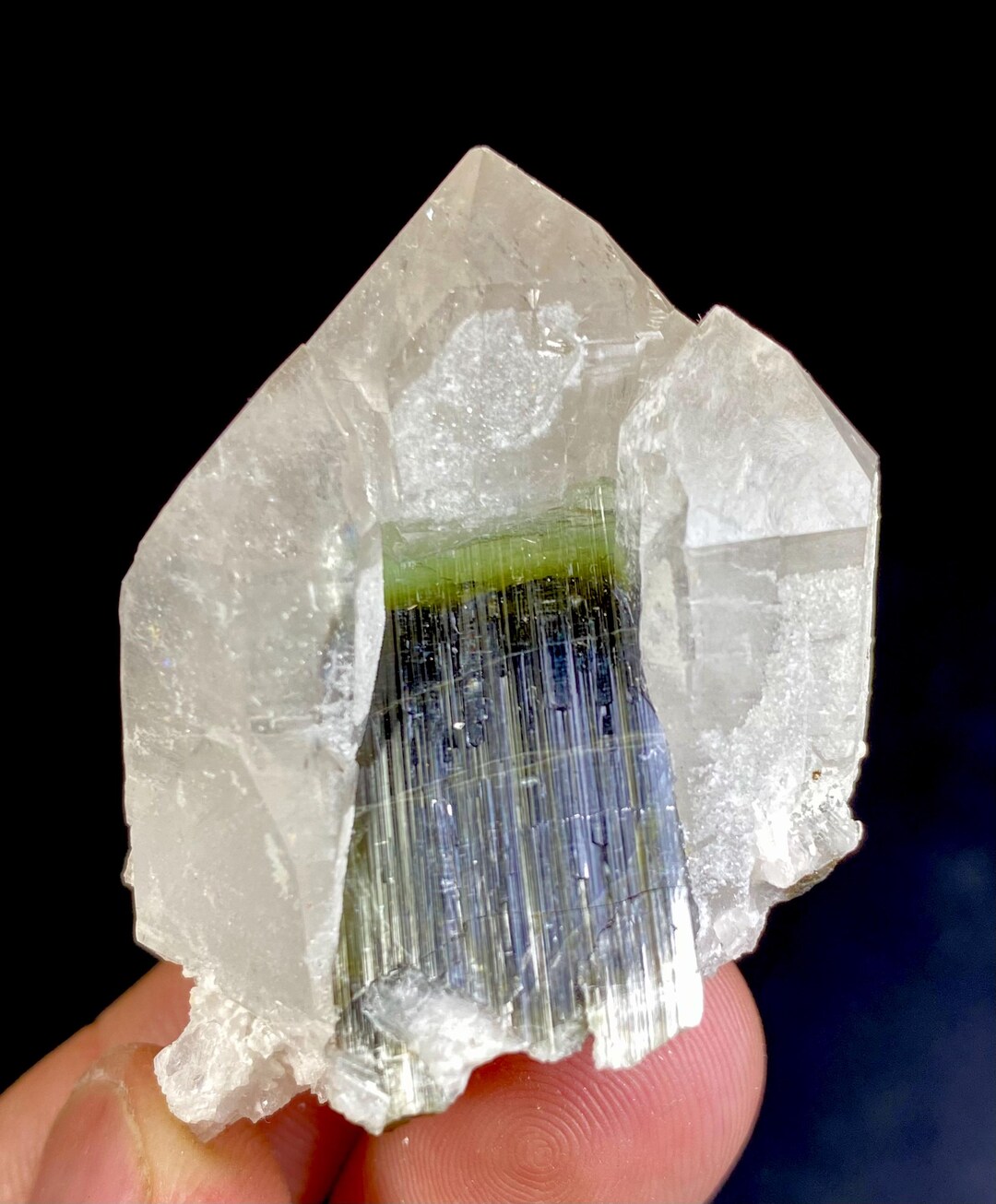 パキスタン産、62グラムのユニークなブルーキャップトルマリン入り水晶