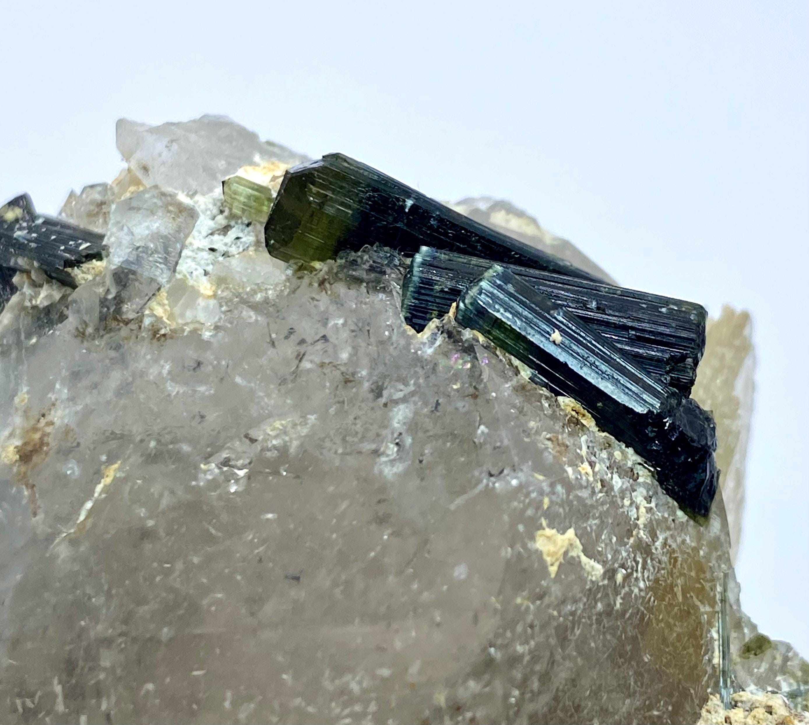 パキスタン産、204グラムのユニークなブルーキャップトルマリン