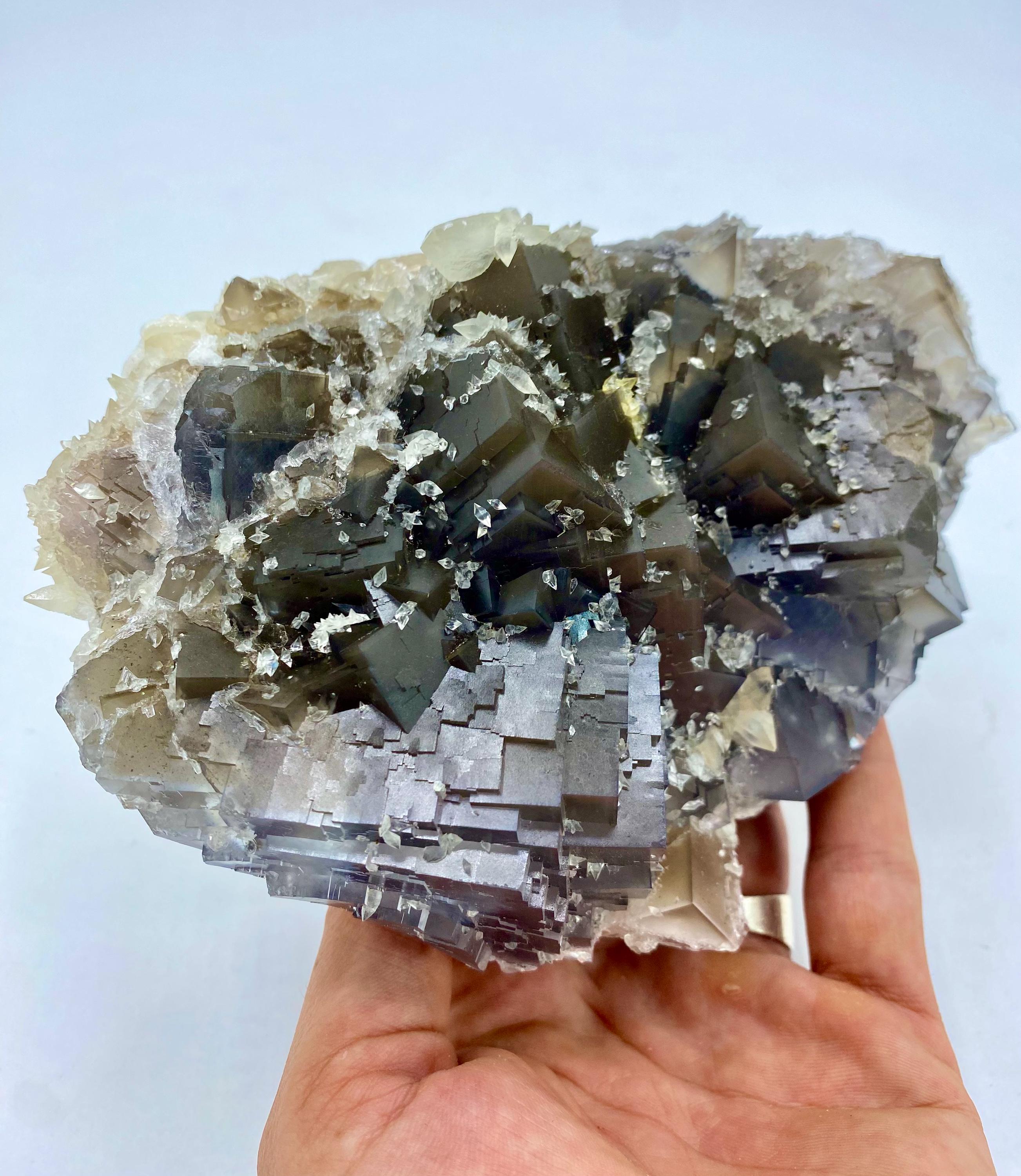 1947 グラム パキスタン産 方解石入り 美しく端がしっかりした立方体蛍