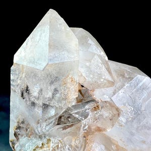 Cristal de brookita de 118 gramos, extremadamente raro, sobre cuarzo, procedente de Pakistán.