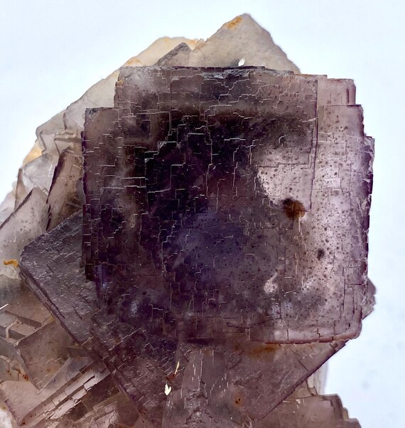 方解石を含む、珍しいユニークなファントム立方晶蛍石結晶標本
