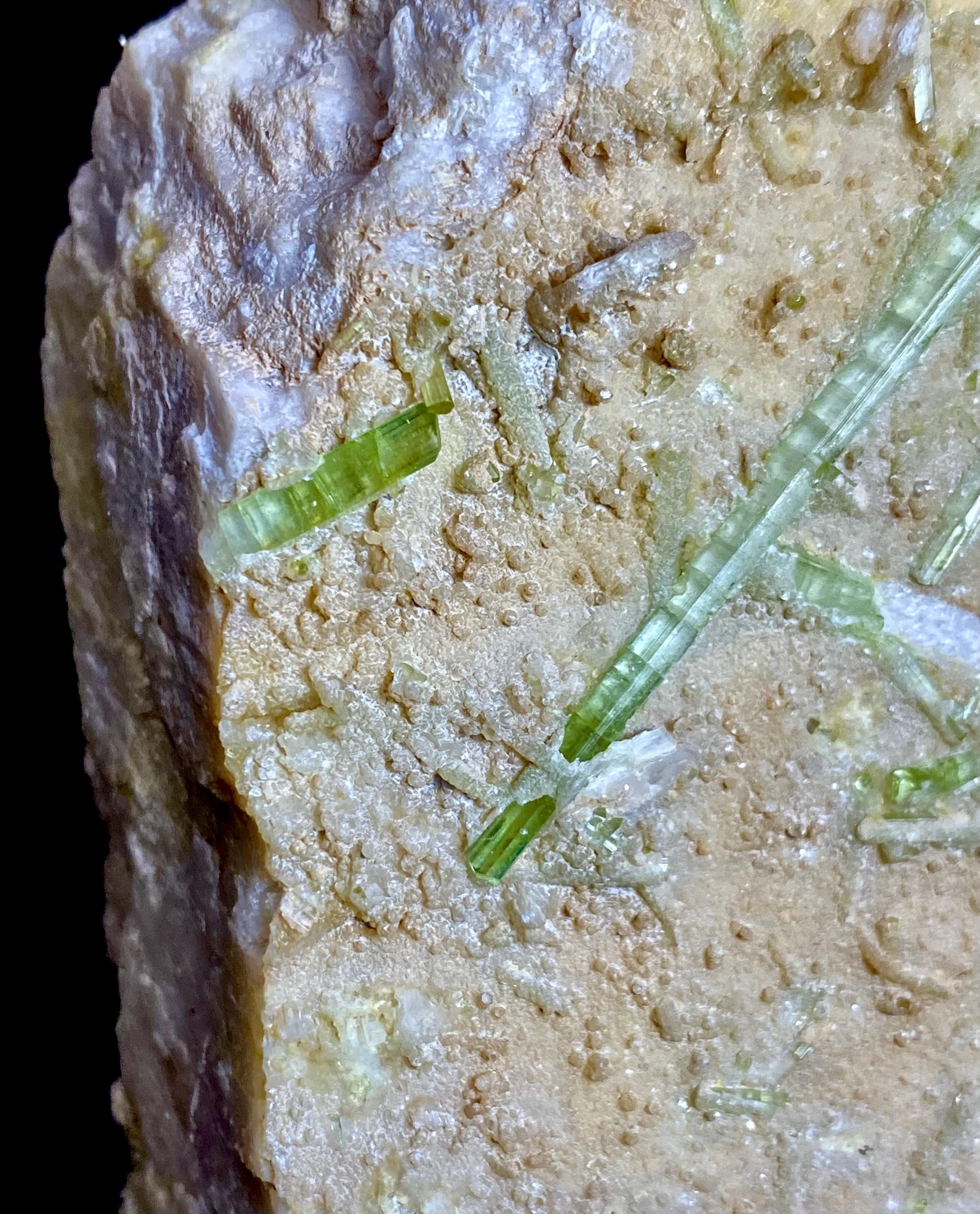 パキスタン産、1066グラムのユニークなトルマリン結晶（母岩付き