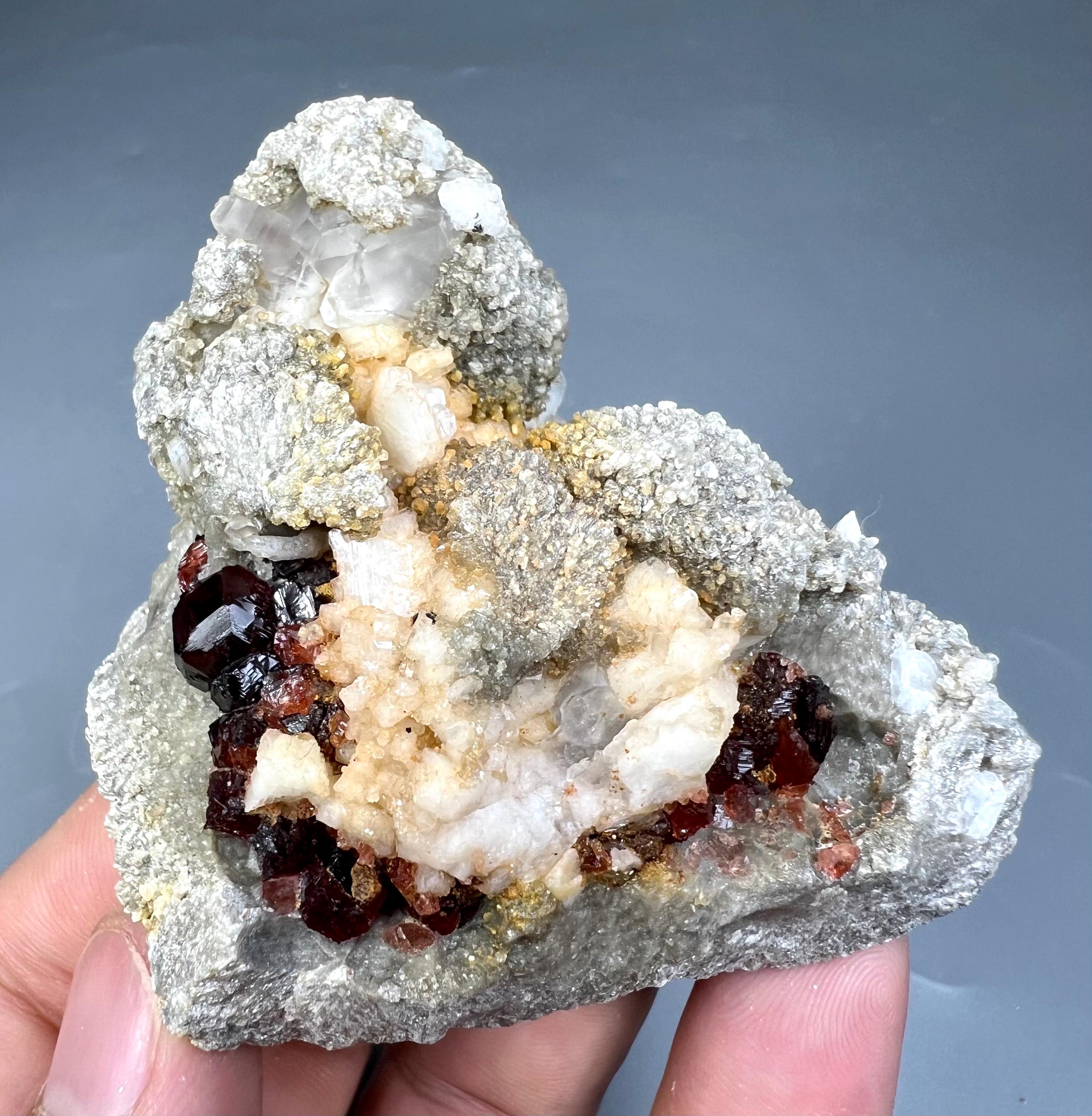 鉱物 レア【鉱物 標本 満礬柘榴石 水晶 結晶 原石】パキスタン 
