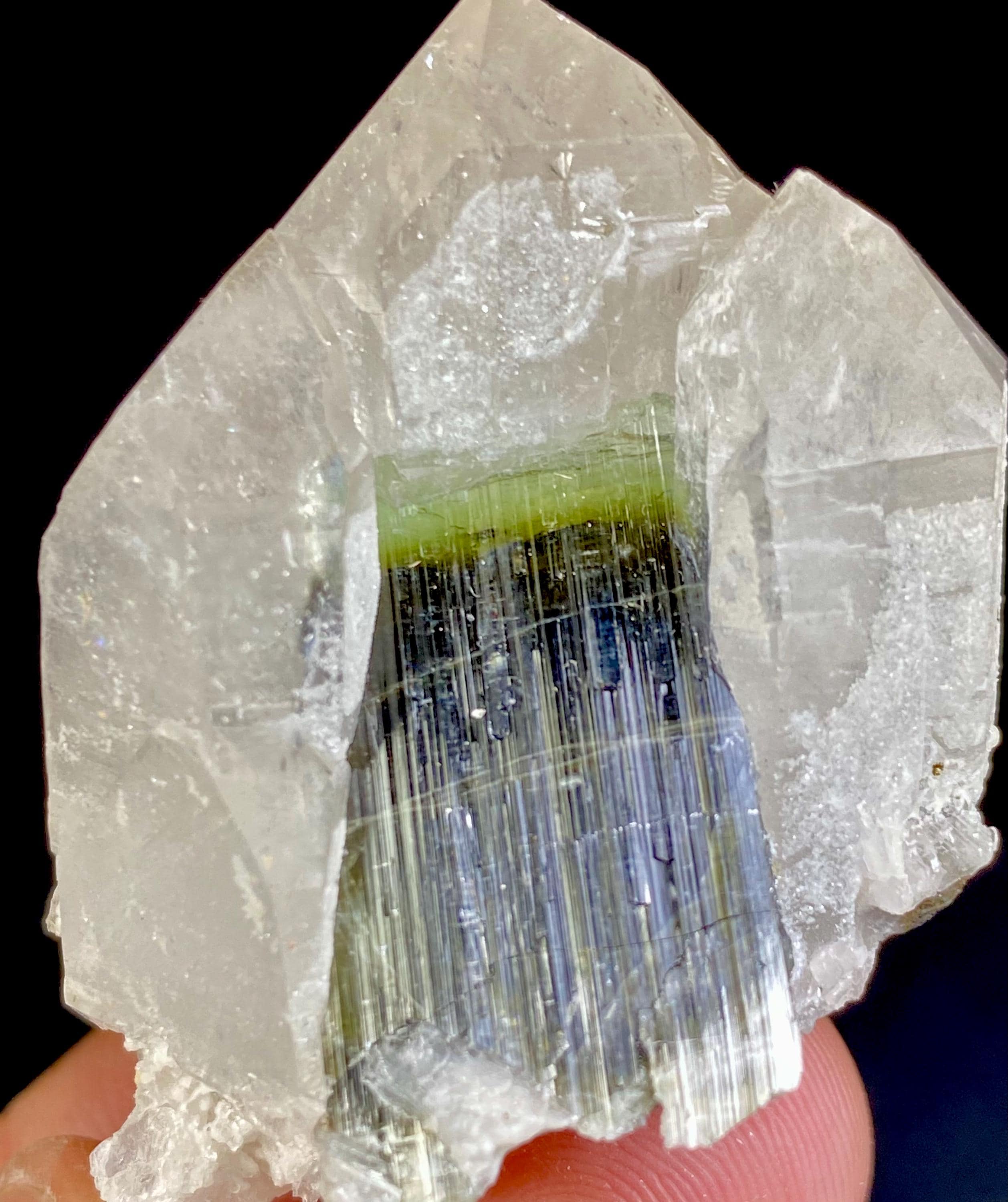 パキスタン産、62グラムのユニークなブルーキャップトルマリン入り水晶