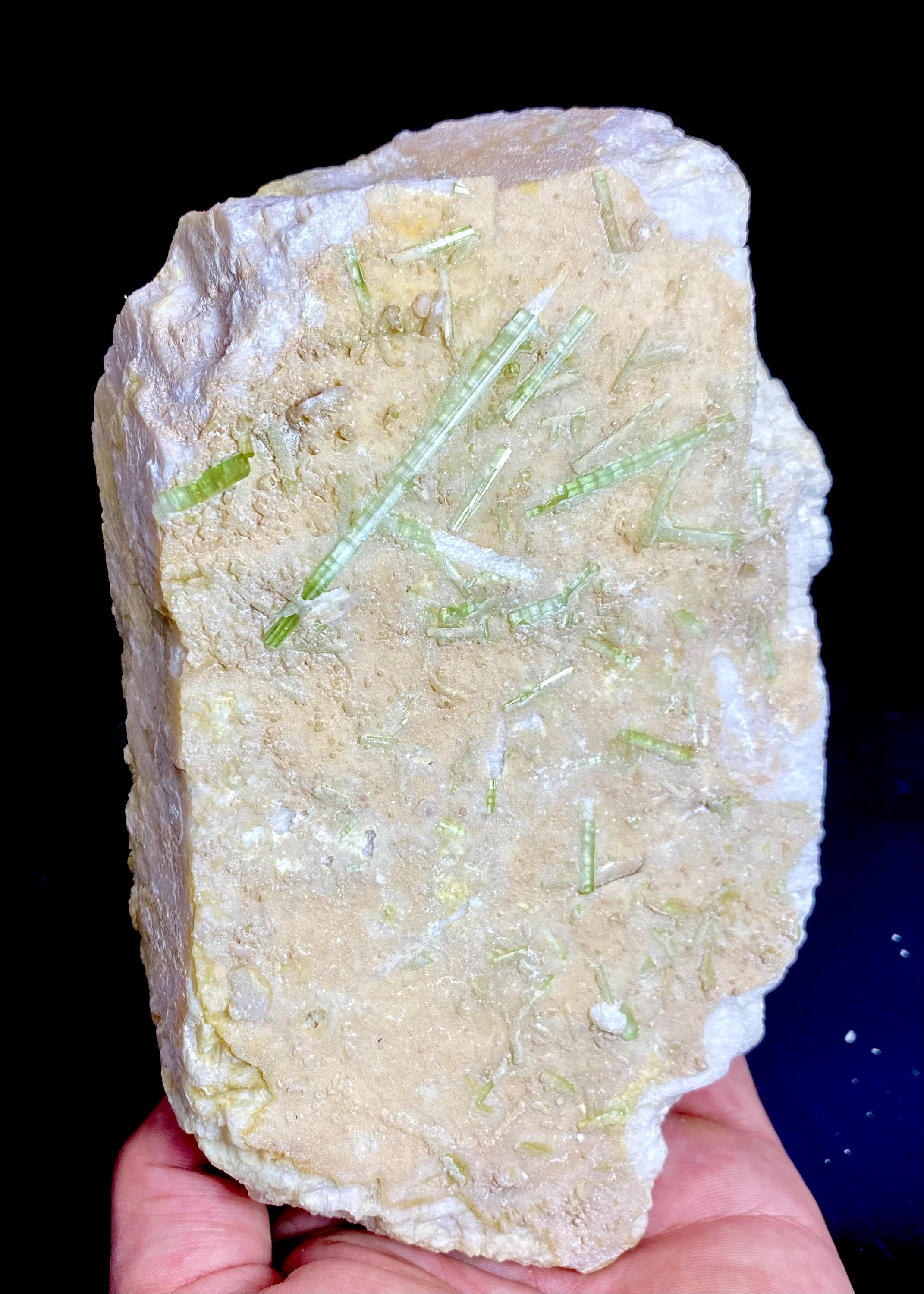 パキスタン産、1066グラムのユニークなトルマリン結晶（母岩付き