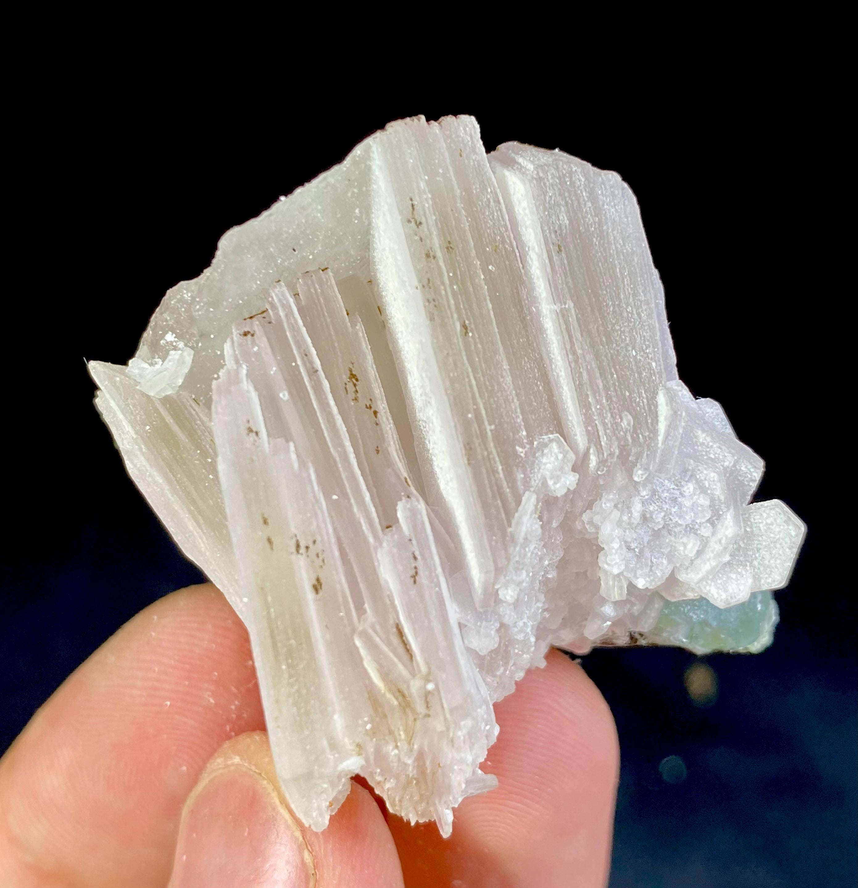パキスタン産、白雲母結晶にトルマリンをあしらった52グラムのユニーク