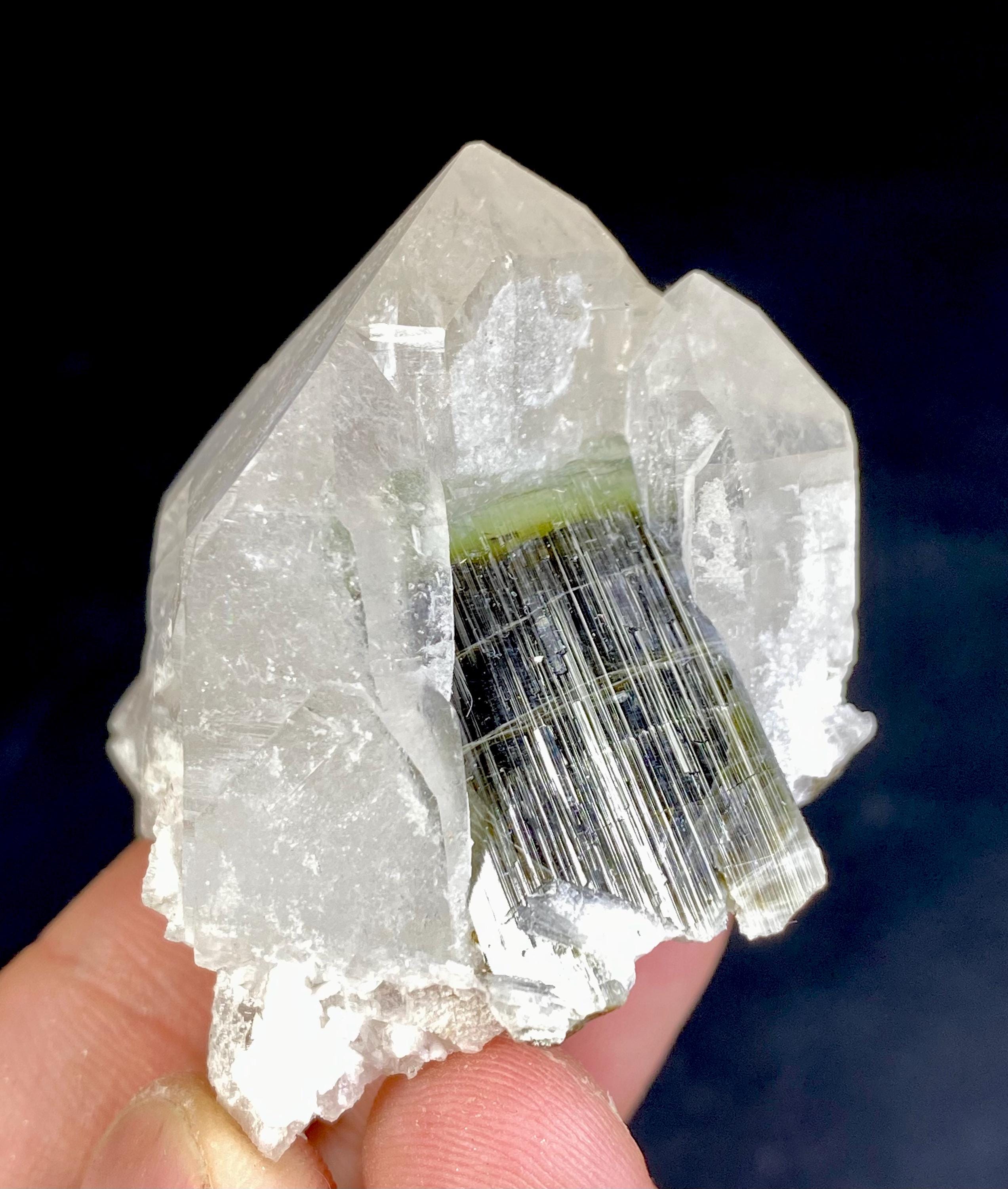 パキスタン産、62グラムのユニークなブルーキャップトルマリン入り水晶