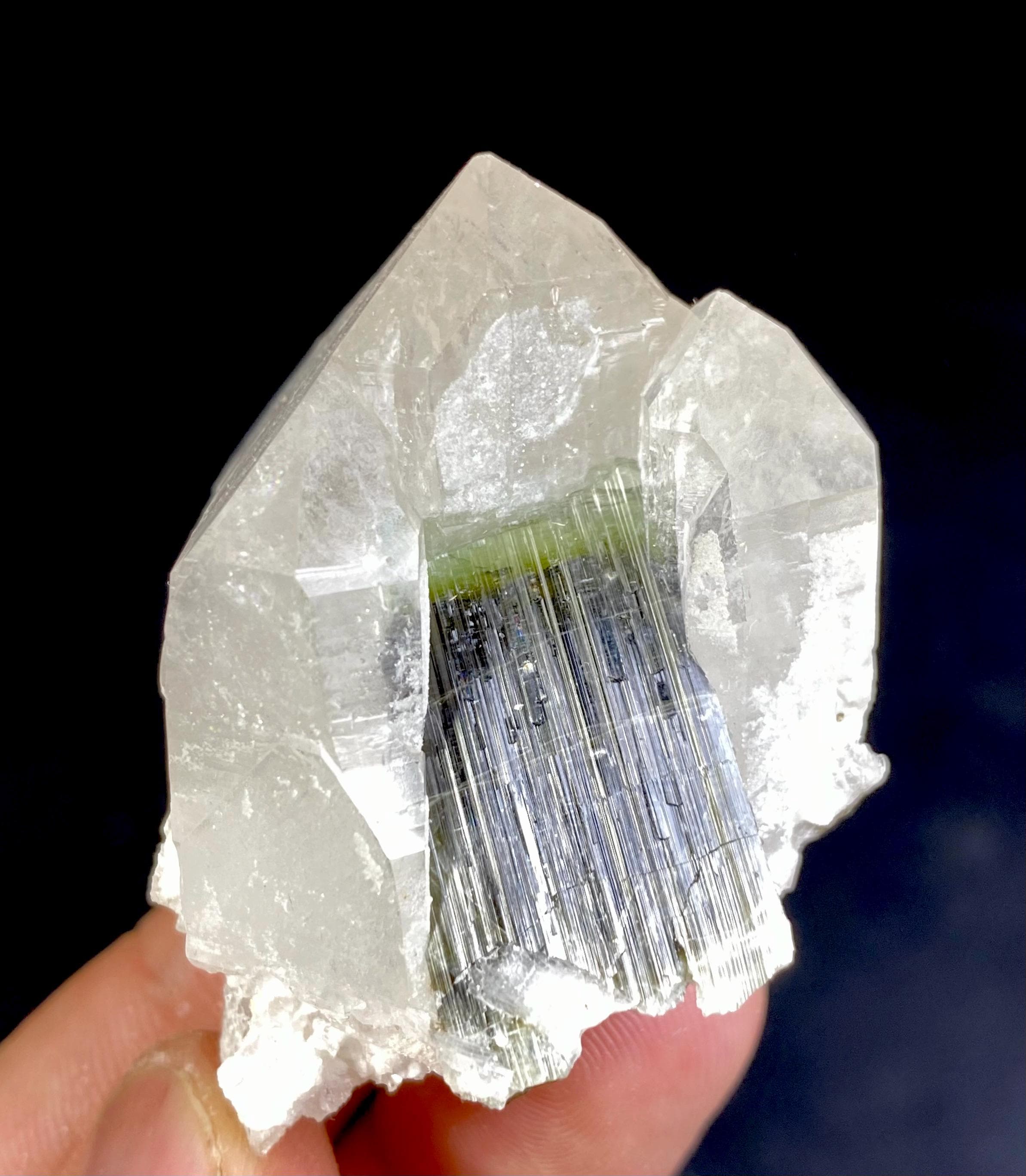 パキスタン産、62グラムのユニークなブルーキャップトルマリン入り水晶