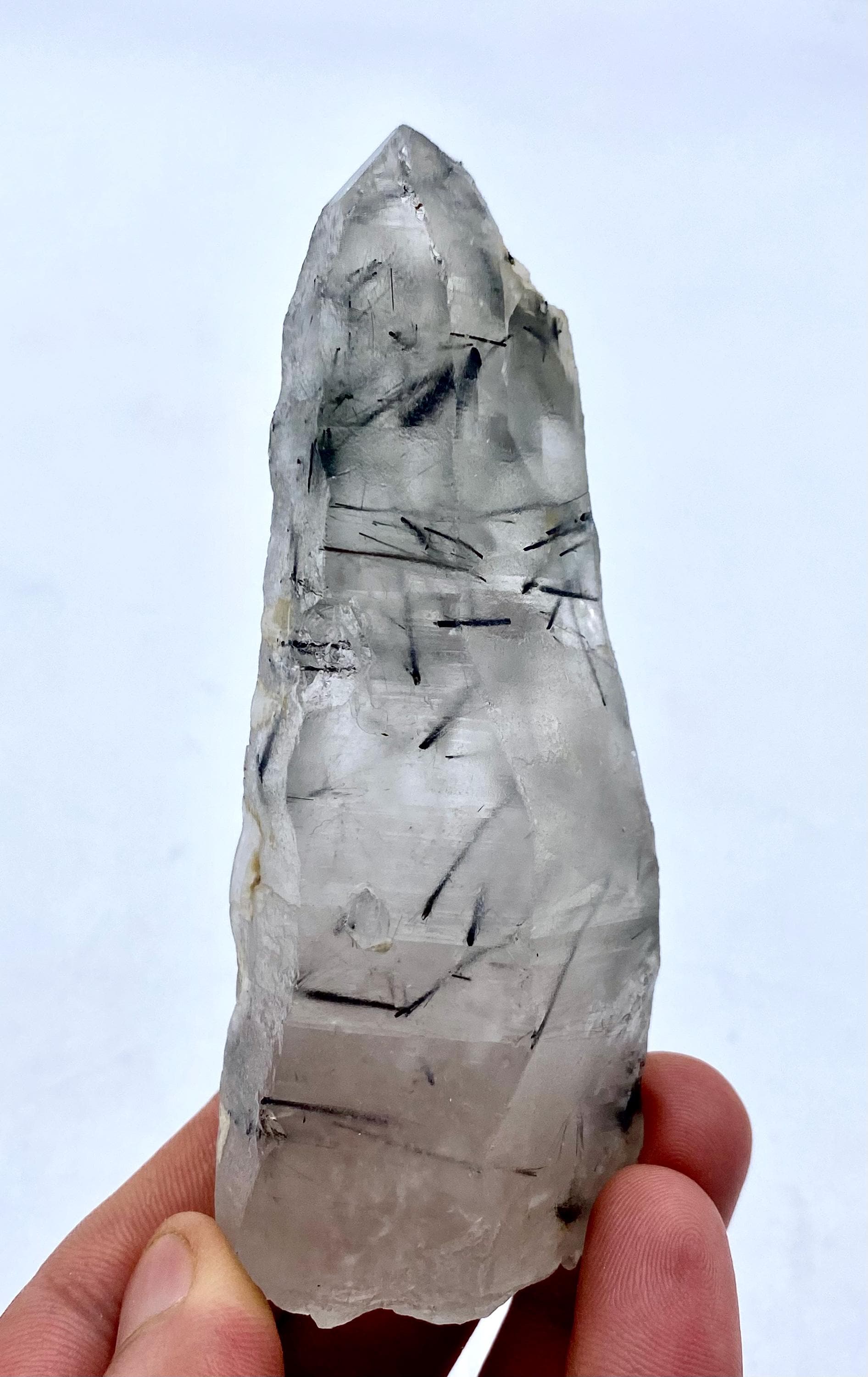 196 グラムの自然の傑作: パキスタン産のトルマリンの縞模様が謎めいた