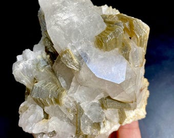 Esemplare unico di mica muscovite da 468 grammi con quarzo e cristallo di feldspato dal Pakistan