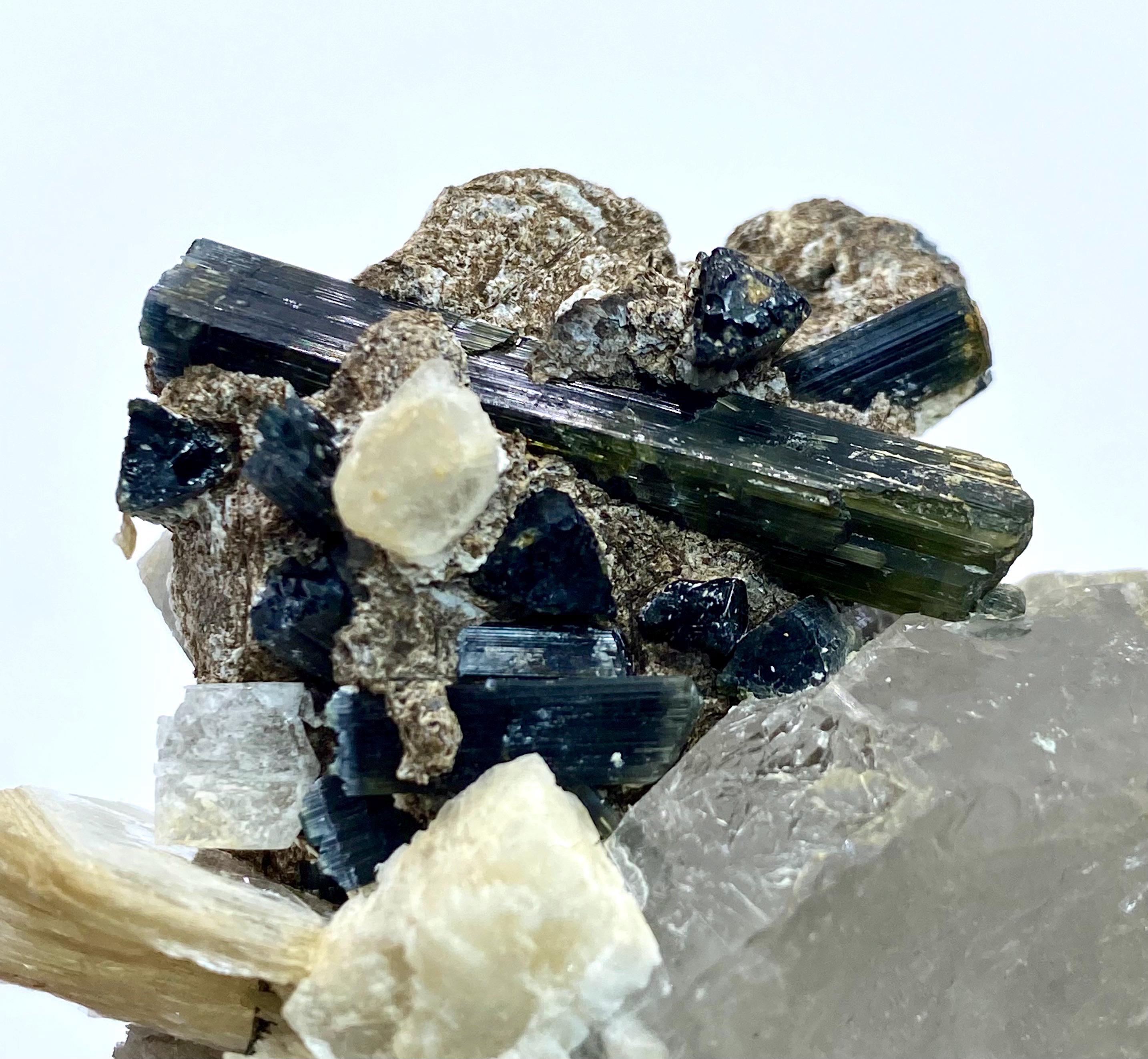 パキスタン産、204グラムのユニークなブルーキャップトルマリン