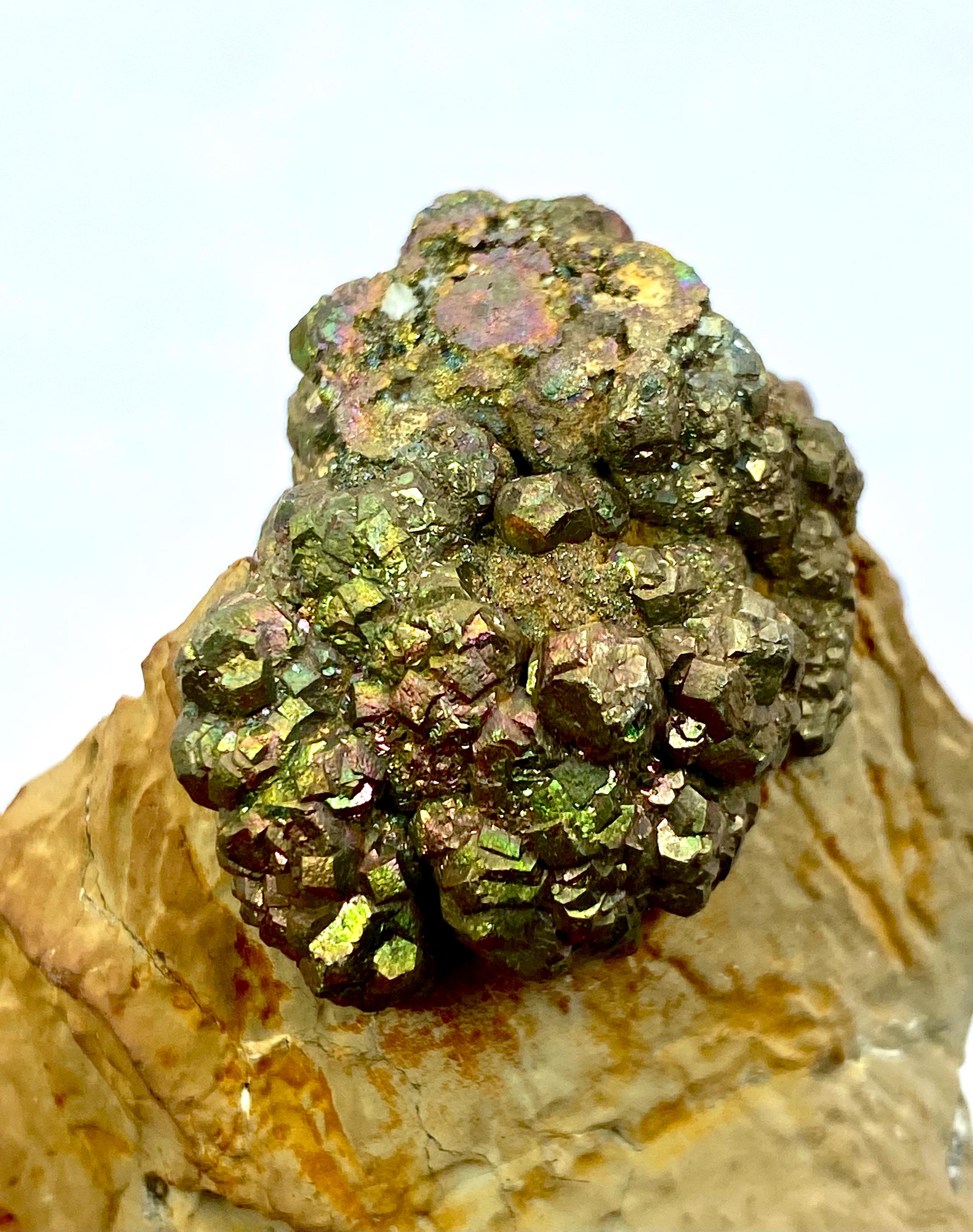134グラムの虹色に輝く黄鉄鉱（マトリックス付き） - パキスタン産の