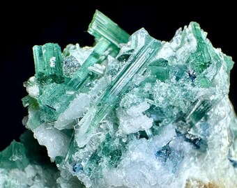 インディコライトトルマリン結晶（マトリックス上）、アフガニスタン産