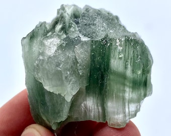 パキスタン産 52 カラットのユニークで希少なルチルクォーツ