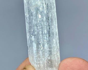 Ejemplar de cristal de aguamarina natural: piedra de nacimiento de marzo en bruto, Pakistán