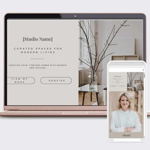 Könnte beinhalten: Ein roségoldenes Laptop und Smartphone zeigen ein Website-Design. Die Website zeigt den Text "[Studio Name]" und "CURATED SPACES FOR MODERN LIVING". Das Design verwendet eine neutrale Farbpalette und Bilder von Inneneinrichtung.