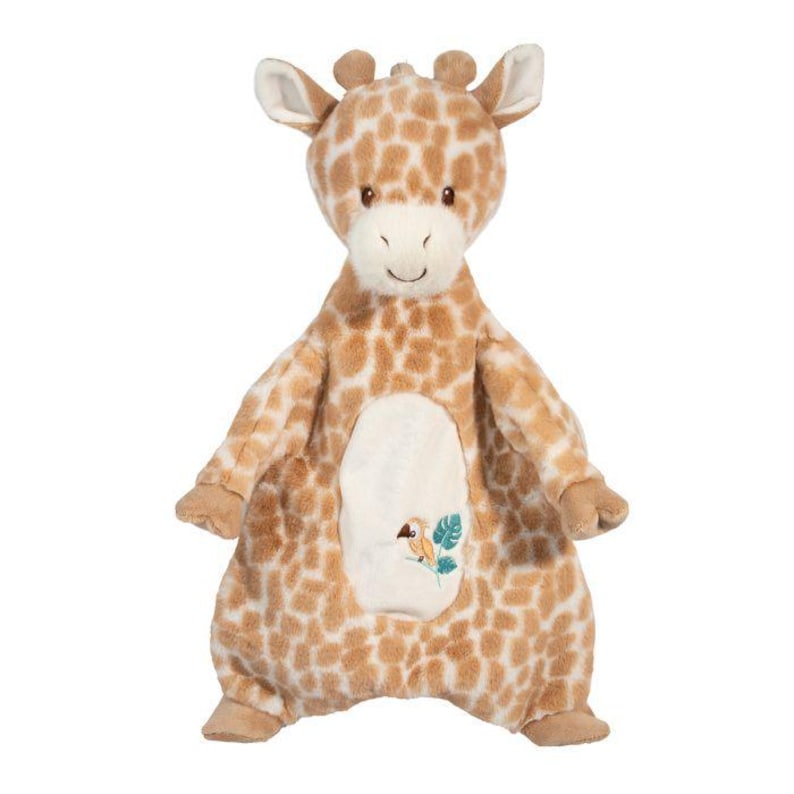Pu&ograve; includere: Un peluche a forma di giraffa con un viso sorridente, macchie marroni e una pancia color crema. La giraffa ha piccole orecchie e un paio di piccole corna. La pancia presenta un disegno ricamato di un uccello e foglie. Il giocattolo &egrave; progettato per i bambini.