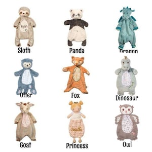 Pu&ograve; includere: Nove peluche di animali, tra cui un bradipo, un panda, un drago, una lontra, una volpe, un dinosauro, una capra, una bambola principessa e un gufo. Ogni giocattolo ha un design e una combinazione di colori unici, alcuni con testo personalizzato.