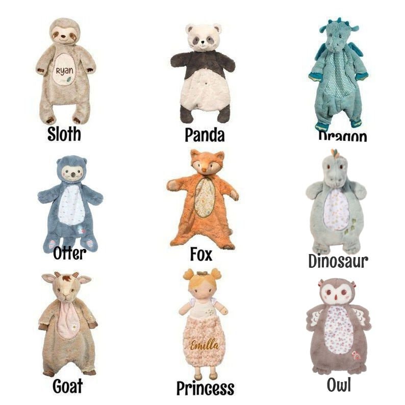 Pu&ograve; includere: Nove peluche di animali, tra cui un bradipo, un panda, un drago, una lontra, una volpe, un dinosauro, una capra, una bambola principessa e un gufo. Ogni giocattolo ha un design e una combinazione di colori unici, alcuni con testo personalizzato.