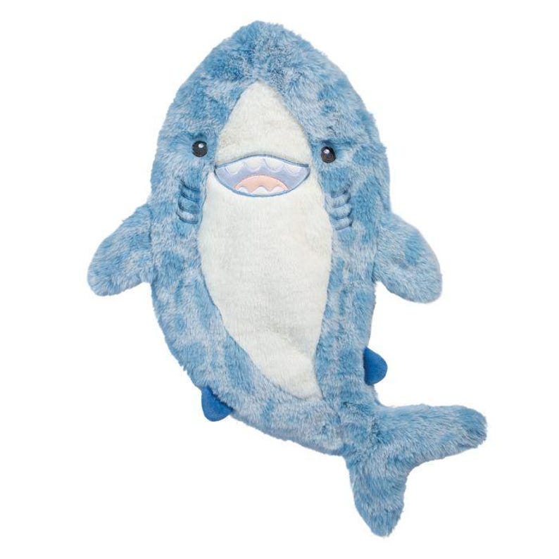 Pu&ograve; includere: Un giocattolo a forma di squalo di peluche blu e bianco. Lo squalo ha un esterno morbido e strutturato, con una pancia bianca e una bocca sorridente. Il giocattolo presenta pinne e una coda, creando un aspetto amichevole.